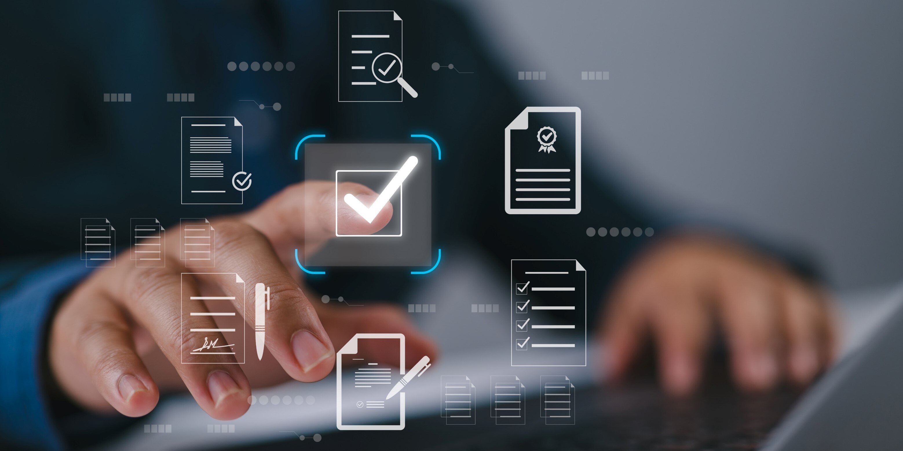 Digitaler Freigabeprozess Projektmanager klickt auf virtuellen Abnahme-Button