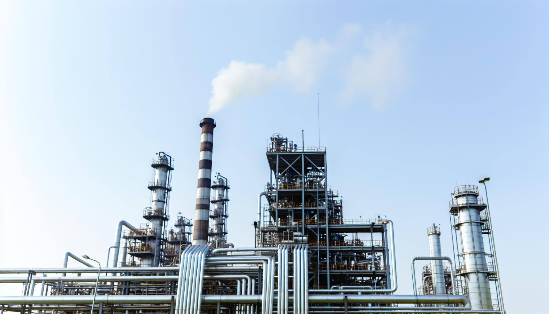 Industrielle Chemieanlage mit Rauch aus dem Schornstein – Symbolbild für Turnaround-Management, Effizienzsteigerung und digitale Projektsteuerung in der Prozessindustrie