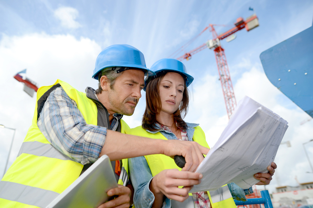 Bauleiter und Ingenieur bei der Arbeit auf der Baustelle
