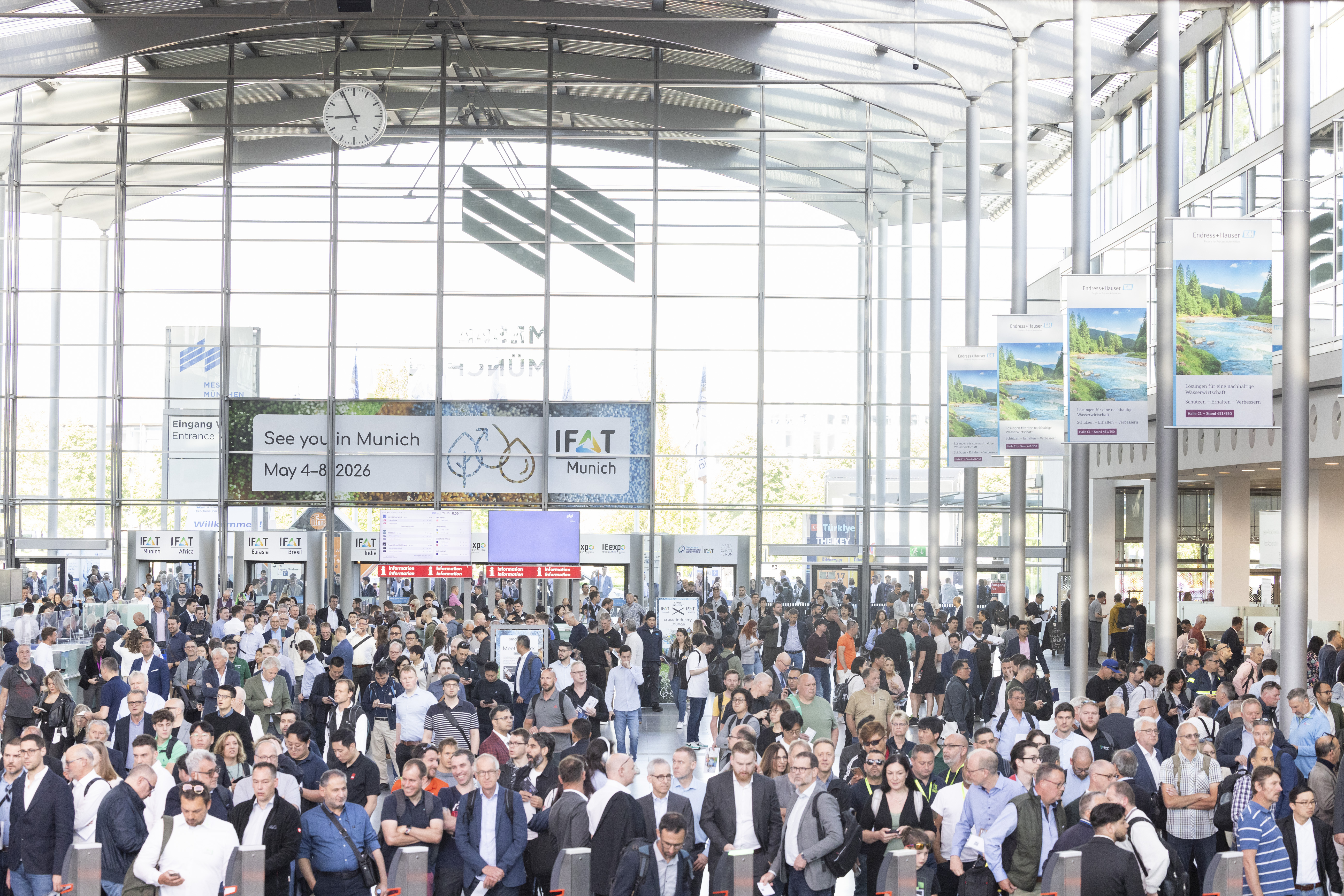Große Menschenmenge von Fachbesuchern in einer Messehalle beim Einlass zu einer internationalen Fachmesse für Umwelttechnologie. Das Bild zeigt Networking und Austausch zu Themen wie Wasserwirtschaft, Abfallmanagement, Recycling und nachhaltige Infrastruktur.