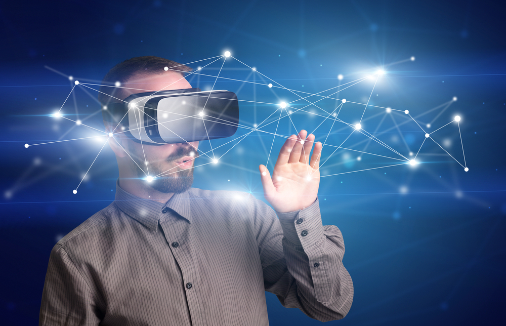 Erstaunter Geschäftsmann mit Virtual-Reality-Netzwerkkonzept vor sich