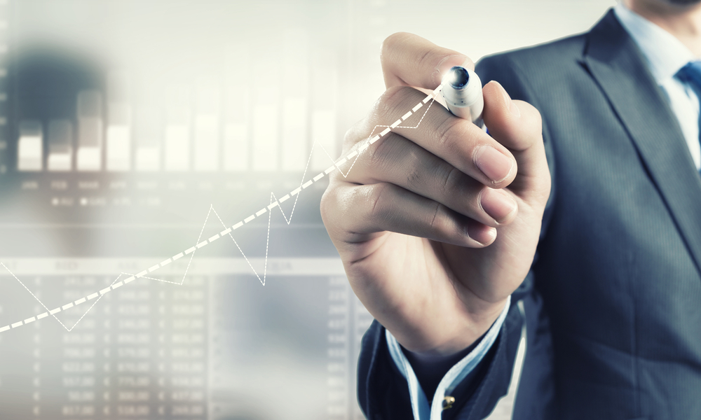 Project management software for industrial companies: Person analyzes project key figures and growth trends for efficient project controlling and resource planning in industrial projects 2026.
