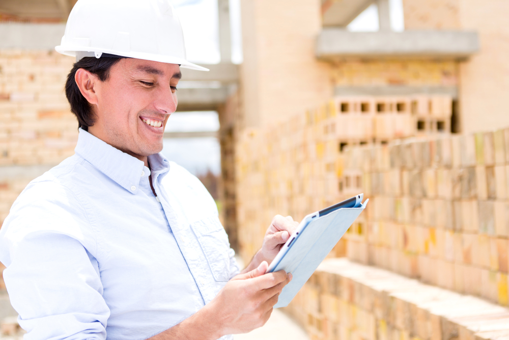 Bauleiter nutzt Tablet auf einer Baustelle zur mobilen Mängelerfassung und digitalen Baustellendokumentation – modernes Mängelmanagement mit direkter Erfassung von Mängeln, Aufgaben und offenen Punkten vor Ort.