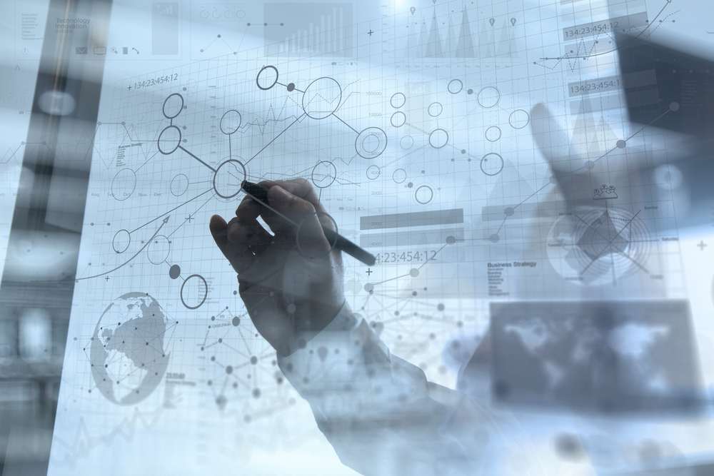 Die Hand eines Geschäftsmannes bei der Arbeit mit moderner Technologie und einem digitalen Lagen-Effekt als Konzept für eine Geschäftsstrategie