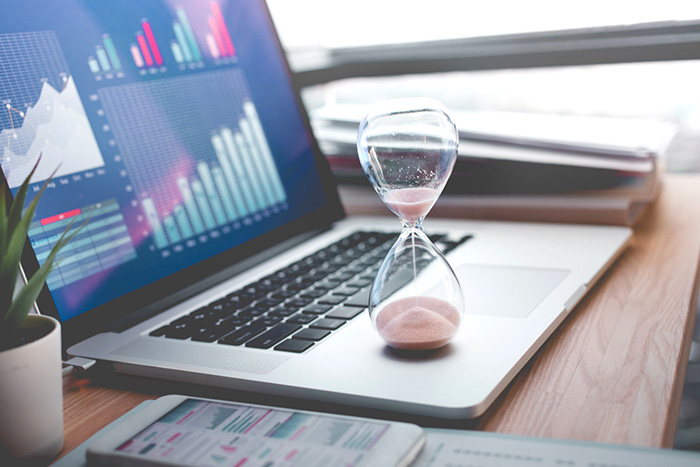 Digital Project Management with a Dashboard and Task Management – Highlighting typical time-wasters in project management, such as email coordination, manual documentation, and a lack of transparency.