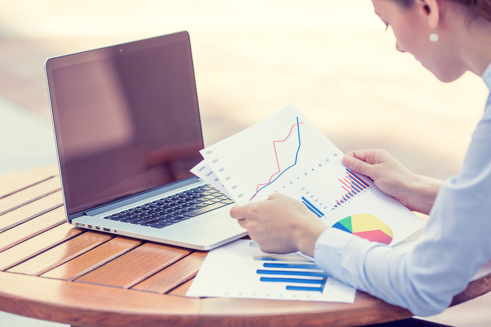 Frau Investmentberaterin analysiert Unternehmen Jahresfinanzbericht Bilanz Statement arbeiten mit Dokumenten Graphen. Börse, Büro, Steuern, Bildung Konzept. Hände mit Diagrammen Papiere